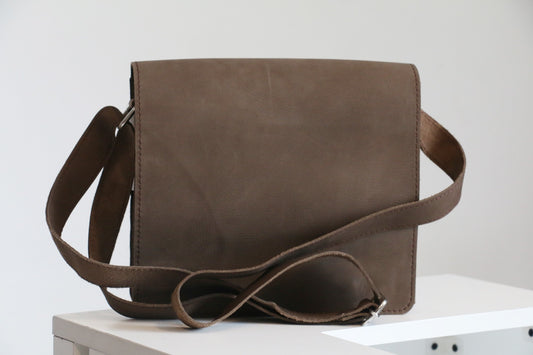 Urban Edge Leather Messenger Bag – Mocha Brown
